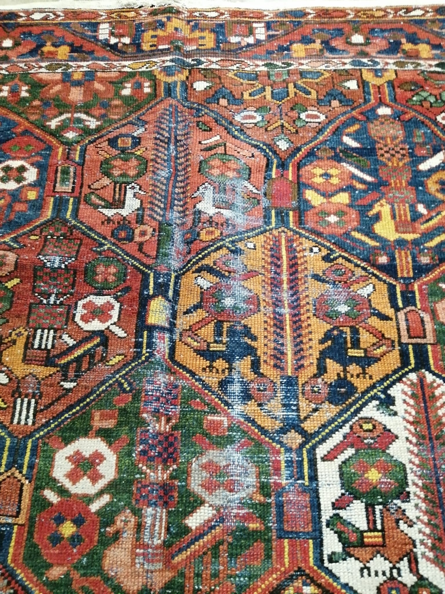 A Baktiar carpet, 310 x 210cm